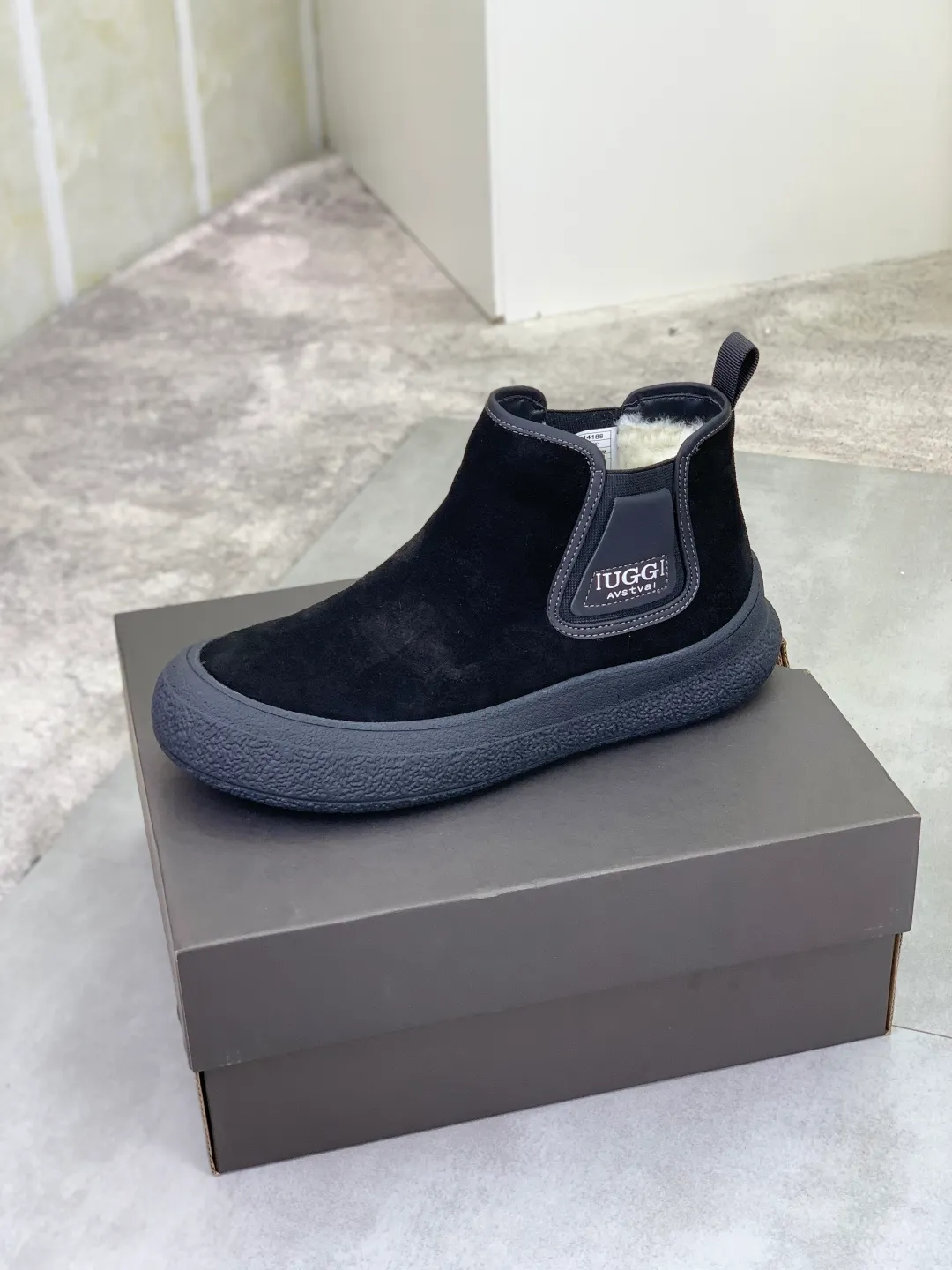 Men's men's shoes 💰P560 New arrival 🆕🆕🆕 IUGGI A pair of handsome Martin boots that want to be "welded" to the feet. Sheep fur lining is comfortable and warm. The anti-slip performance is even better. Matte cowhide with super comfortable stretch velvet. ➕Fine handmade stitching to keep your feet from freezing in the winter. Must be arranged! Perfectly interpreting the essence of Chelsea, trendy and fashionable, casual and versatile. Size: 39-44